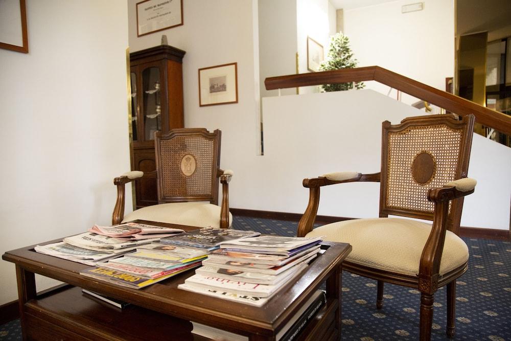 Ih Hotels Milano Eur - เตรซซาโน ซุล นาวีโญ ภายนอก รูปภาพ