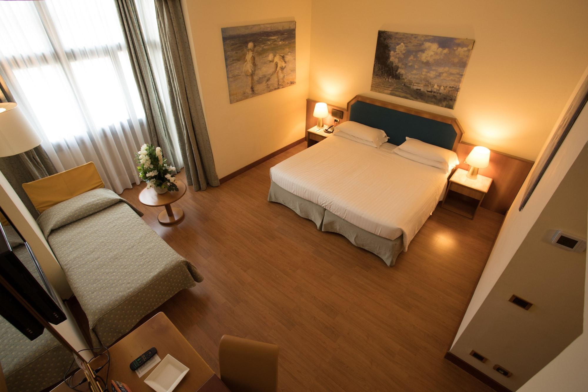 Ih Hotels Milano Eur - เตรซซาโน ซุล นาวีโญ ภายนอก รูปภาพ