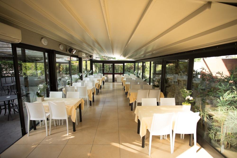 Ih Hotels Milano Eur - เตรซซาโน ซุล นาวีโญ ภายนอก รูปภาพ