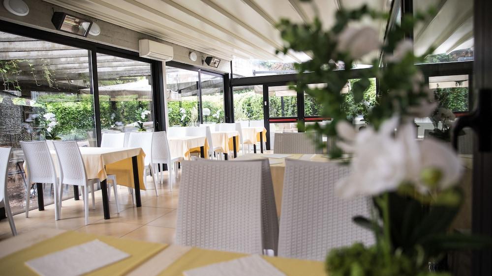 Ih Hotels Milano Eur - เตรซซาโน ซุล นาวีโญ ภายนอก รูปภาพ