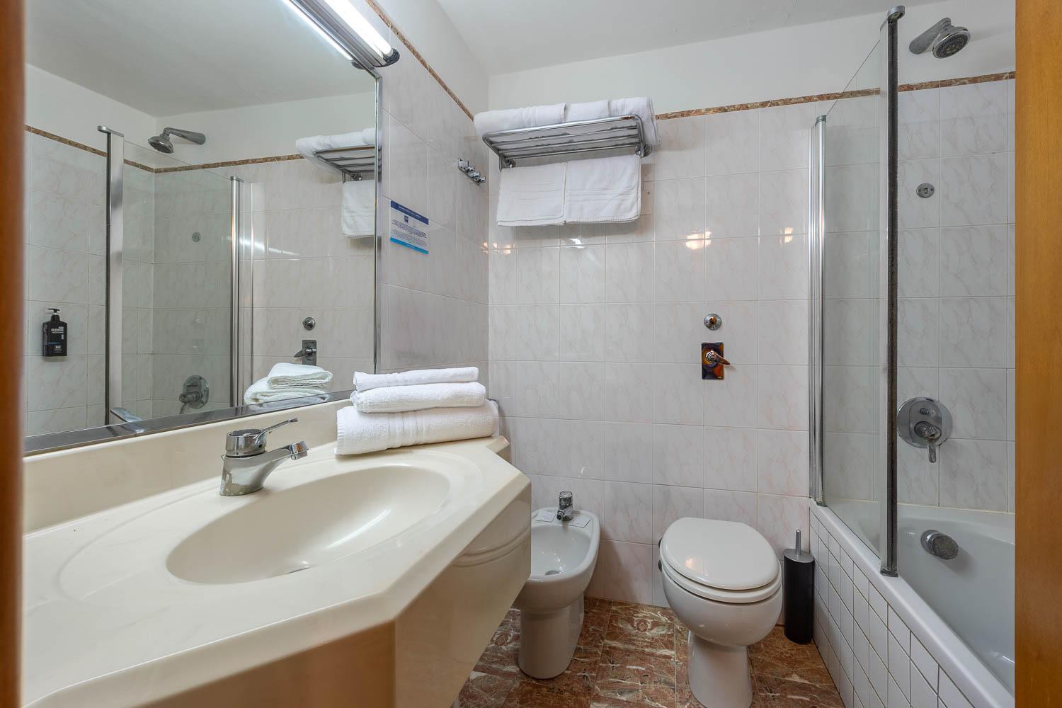 Ih Hotels Milano Eur - เตรซซาโน ซุล นาวีโญ ภายนอก รูปภาพ