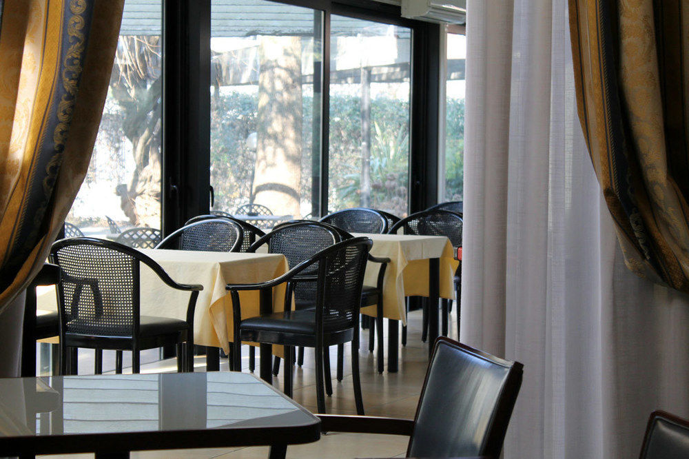 Ih Hotels Milano Eur - เตรซซาโน ซุล นาวีโญ ภายนอก รูปภาพ