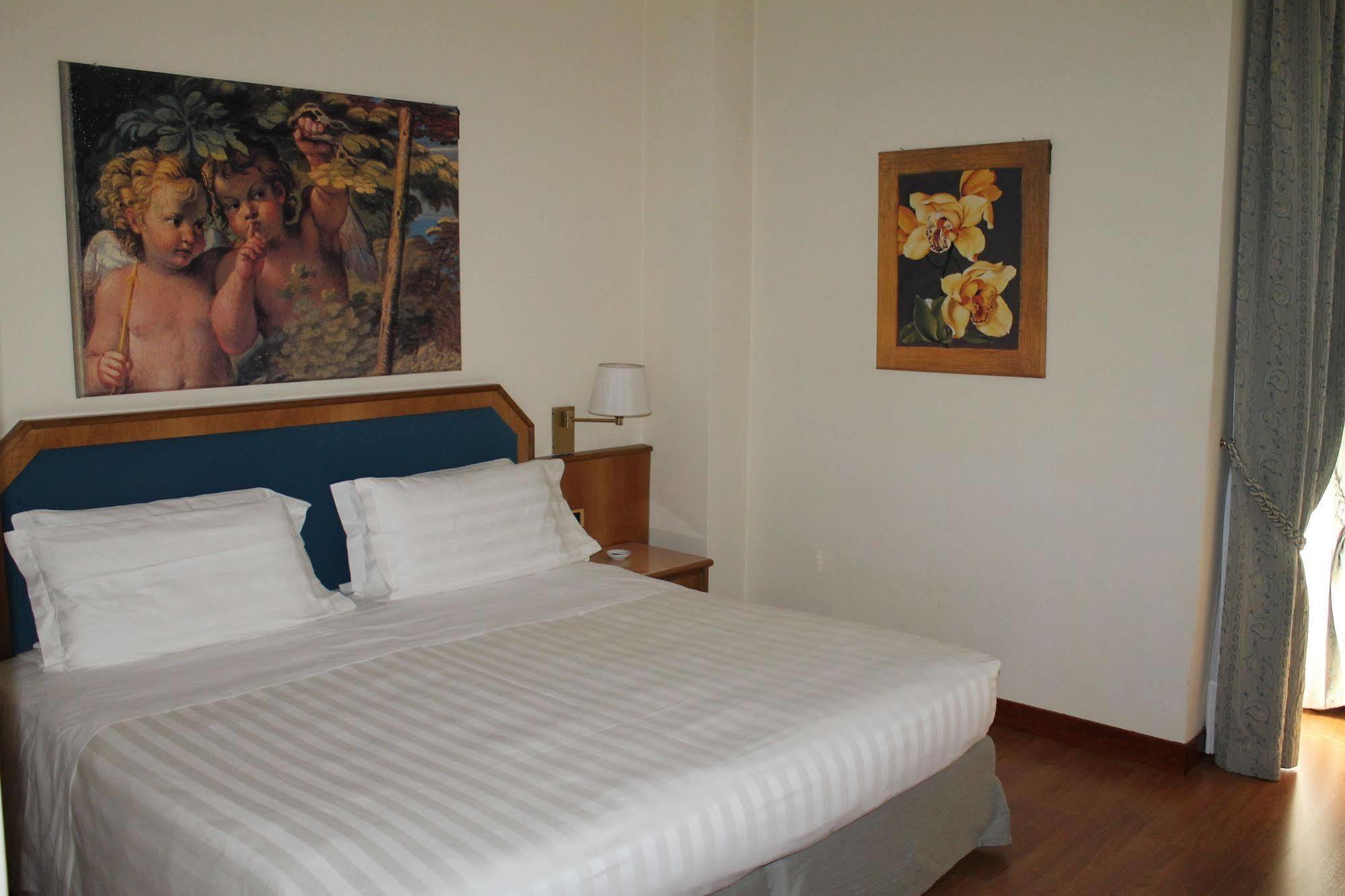 Ih Hotels Milano Eur - เตรซซาโน ซุล นาวีโญ ภายนอก รูปภาพ